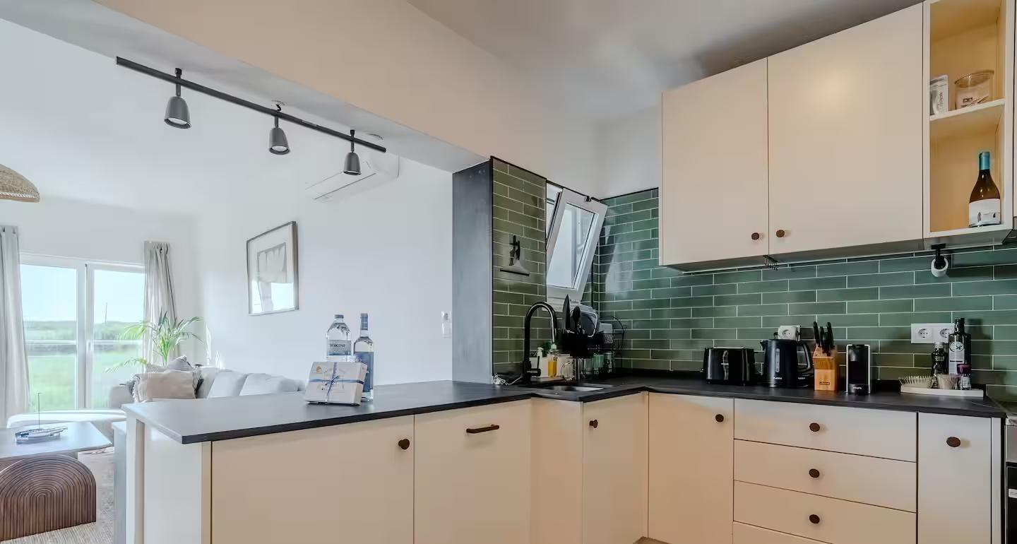 Kitchen with green tiles in the duplex